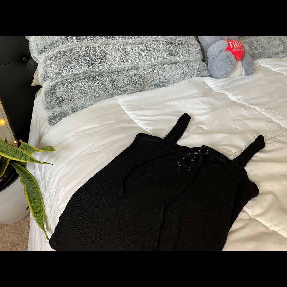 Black spaghetti strap shirt with string bow.
